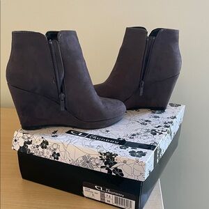 CL by Laundry Women's Dark Gray Wedge Booties
